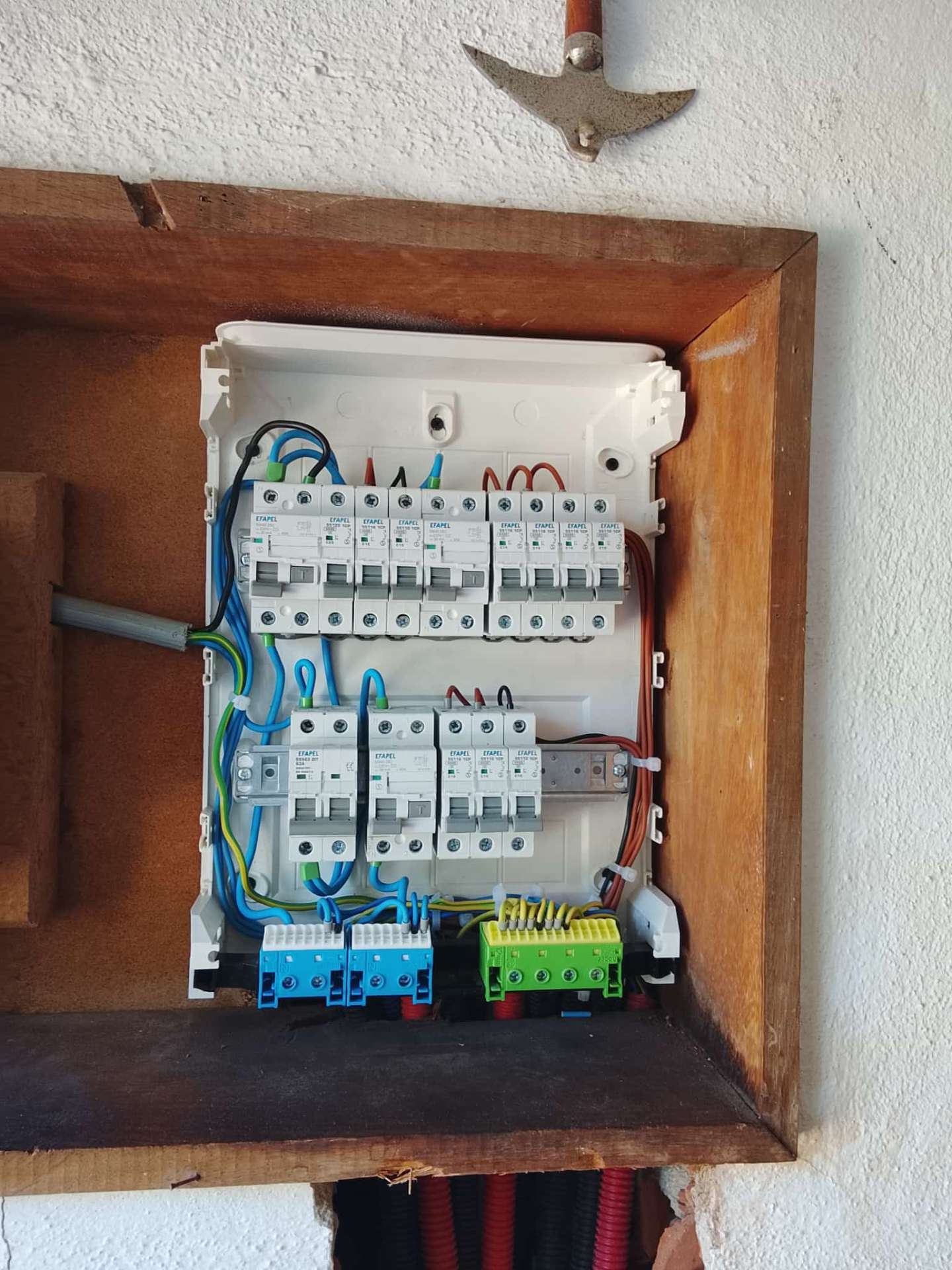 Quadro elétrico embutido em nicho de madeira