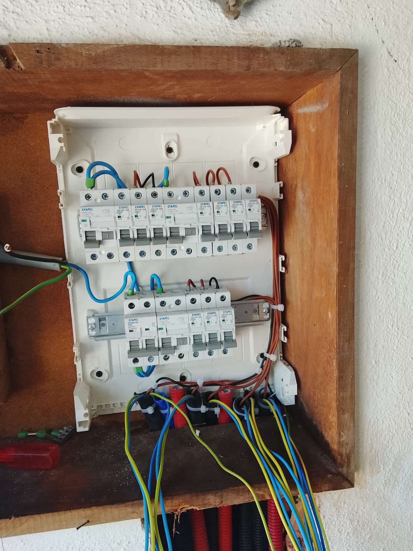 Detalhe da cablagem do quadro elétrico executado pela AZ Construction